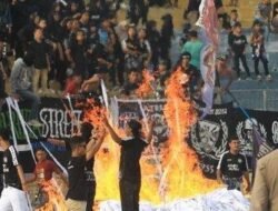 Tak Terima Dengan Kekalahan Suporter PSPS Riau Ricuh Bakar Bangku Stadion.