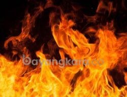 RUMAH KAKEK DI MAJALENGKA DI BAKAR ANAKNYA SEDNDIRI PELAKU  DI SEBUT ALAMI GANGUAN JIWA