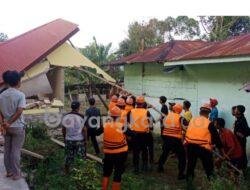 Quick Respon, Brimob Poldasu Bantu Warga Terdampak Gempa di Taput