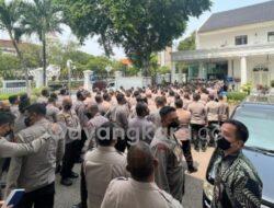 MOMEN PEJABAT POLISI BERBARIS ANTRE MASUK KE ISTANA NEGARA