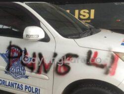 Selain Coret Di Gedung Polres Luwo Aipda HR juga Coret Mobil Patroli Polisi dengan “Raja Pungli