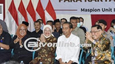 Ida Fauziyah Dampingi Presiden Jokowi Makan Siang Bareng Pekerja Pabrik di Jatim