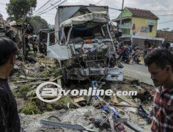 Truk Tronton Tabrak Sejumlah Kendaraan dan Rumah di Cianjur