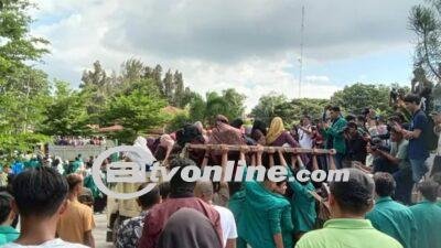 Histeris! Pengungsi Rohingya Menangis Diangkut Paksa Mahasiswa ke Truk