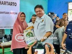 Bagi-Bagi Bantuan di NTT, Airlangga Hartarto Ingatkan Warga Angka 2-4