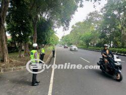 Laksanakan Pengaturan, Subsatgas Gatur OMB Agung 2024 Pastikan Kelancaran Arus Lalin depan Kantor Bawaslu Bali