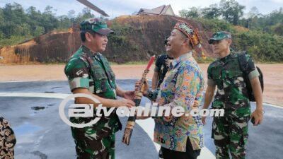 Sebastianus Darwis,S.E.,M.M sambut kedatangan KSAD Jendral TNI Maruli Simanjuntak di Bumi Sebalo Bengkayang