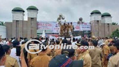 Demo Massa Apdesi di Depan DPR, Arus Lalin Gatsu Arah Slipi Ditutup!