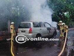 Di Kembangan Jawa Barat, Mobil Berpenumpang Nenek dan Cucu Terbakar