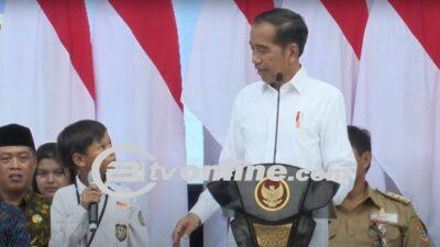 Presiden Jokowi Serahkan Ribuan Bantuan Program Indonesia Pintar di Magelang