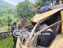 Truk  Colt Diesel Pembawa Rombongan Peziarah Terguling , 5 Orang Tewas