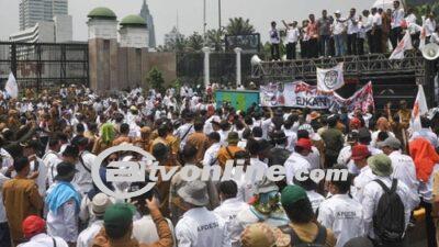 Massa Demo Apdesi Blokade Jalan Tol Depan DPR