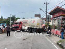 Truk Elpiji Alami Rem Blong, Kecelakaan di Lampu Merah Melibatkan 4 Kendaraan