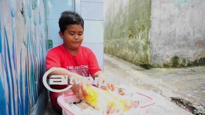 Kisah Inspiratif Rizky Bocah Penjual Keripik yang Menjadi Tulang Punggung Keluarga