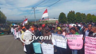 Tanah Ulayat Dirampas, Warga Desa Riaria Demo Kantor Bupati Humbahas