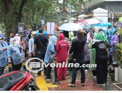 Ditengah Guyuran Hujan Pengunjuk Rasa Yang Didominasi Ibu Ibu Geruduk PN Jakarta Pusat