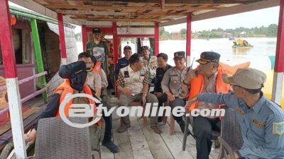 Kapolsek Telanaipura Dampingi Pj. Walikota Jambi dalam Peninjauan Lokasi TPS yang masih Terendam Air (Banjir)