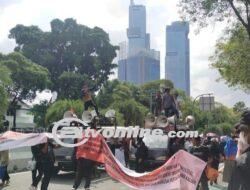 Dualitas Narasi, Ketegangan Massa Demonstran Beraksi Bersama di Sekitar KPU