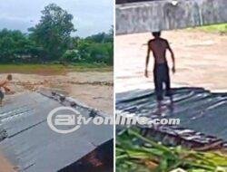 Viral! Pemilik Rumah Berdiri di Atas Atap Saat Rumah Terseret Arus