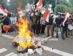 Ratusan Massa Demo Bakar Ban di Depan Kantor KPU RI