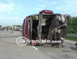 Bus Rombongan Kader Partai Hanura Terguling di Tol Solo-Ngawi