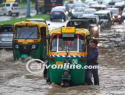 Genangan Air Capai 10 Cm di Jalan Boulevard Barat Kelapa Gading