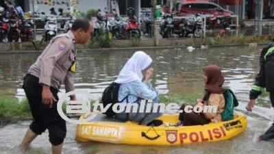 Perumahan Cengkareng Terendam Banjir: Warga Navigasi dengan Perahu Karet