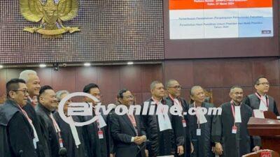 Ganjar-Mahfud dan Tim Kuasa Hukum Prabowo-Gibran Foto Bersama di Sidang Sengketa Pilpres 2024