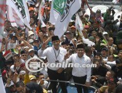 Pria Ini Mendadak Menurunkan Bendera NasDem di Markas Timnas AMIN