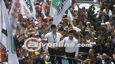 Pria Ini Mendadak Menurunkan Bendera NasDem di Markas Timnas AMIN