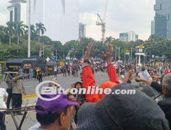 Demo di Patung Kuda Ricuh! Massa Pro-Kontra Prabowo-Gibran Saling Lempar Batu