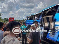 Bus Ringsek Tertabrak Kereta Api di OKU Timur