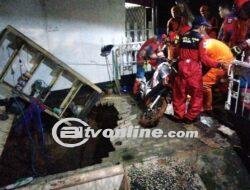 Teras Rumah Warga Pasar Minggu Amblas Saat Berbuka Puasa, Kedalaman Capai 2 Meter