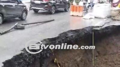 Badan Jalan Padang-Bukittinggi Amblas di Kelok Hantu, Begini Penampakannya