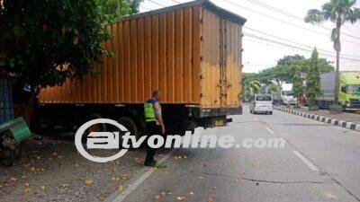 Truk Tronton Rem Blong, Tabrak Toko dan Pagar Rumah Warga di Kudus