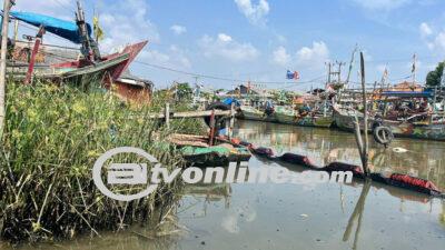 Sungai di Indramayu Tercemar Minyak Mentah dari Pipa Bocor