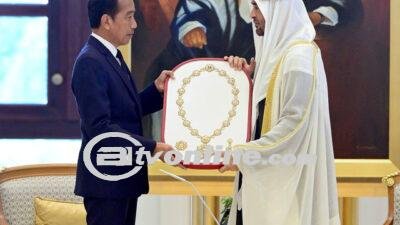 Jokowi Terima Tanda Jasa Kehormatan Order of Zayed dari MBZ