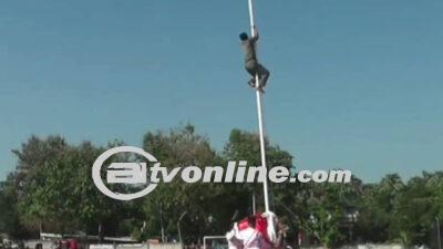 Anggota Satpol PP Lamongan Panjat Tiang Bendera, Perbaiki Pengait yang Lepas