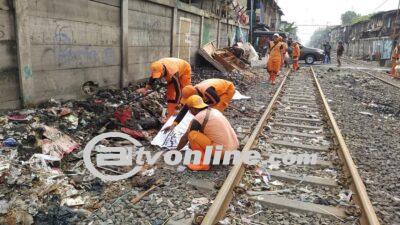 Peringatan! Warga Buang Sampah di Lintas Kereta Api Bisa Dipenjara dan Denda Rp15 Juta