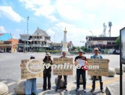 Aktivis Yogyakarta Desak KPK Proses Anak dan Mantu Jokowi, Gelar Aksi Jalan Mundur dan Tabur Bunga