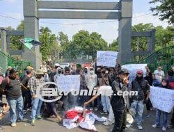 Unjuk Rasa Massa di Kantor Pemerintahan Kabupaten Bogor! Protes Penggusuran Lapak Pedagang