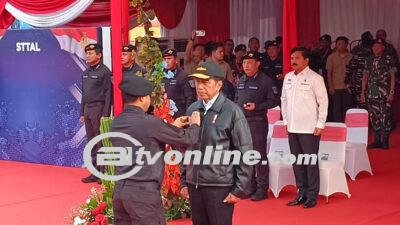 Presiden Jokowi Terima Brevet Kehormatan Hiu Kencana di Atas Kapal KRI dr. Radjiman Wedyodiningrat