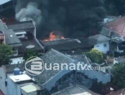 Kebakaran Melanda Rumah di Kebon Jeruk, Damkar Kerahkan 13 Unit untuk Pemadaman